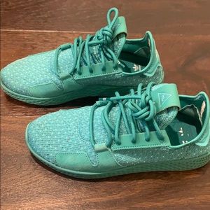 Pharrell Williams adidas 💚💙 
size US 5 male
